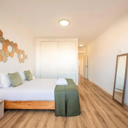 Daire Guestready - Cozy Beachside Retreat *